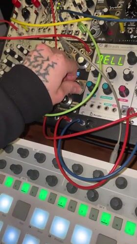 Late-night synthesizer session documented in La Lucila, Argentina