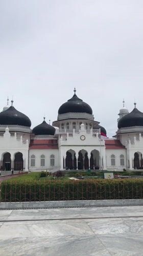 Morning prayer preparations documented at Banda Aceh's Grand Mosque