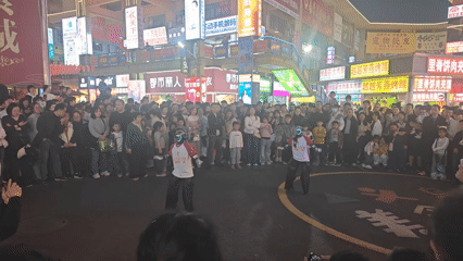 Street performers and crowds observed in Jiangning District, Nanjing