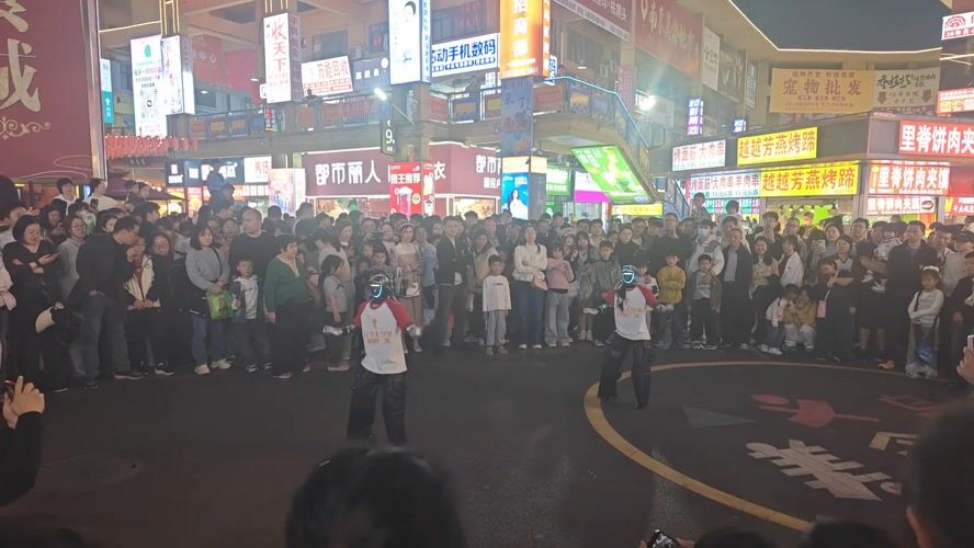 Street performers and crowds observed in Jiangning District, Nanjing