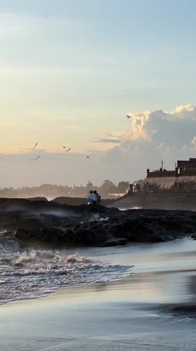 Sunset beach crowds gather at Canggu despite swimming warnings
