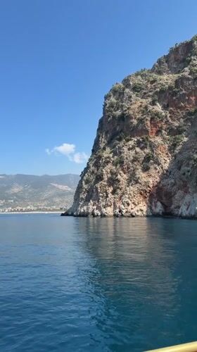 Cliff diving spectacle draws crowds to Alanya coastline