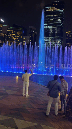 Colorful fountain show draws crowds at Kuala Lumpur's KLCC Park