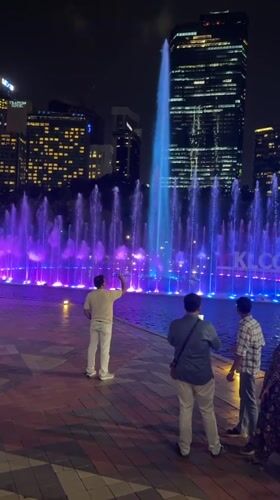 Colorful fountain show draws crowds at Kuala Lumpur's KLCC Park