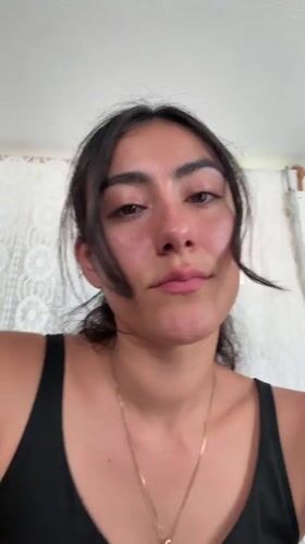 Woman shares dinner time with cats at Puebla home