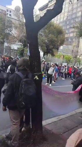 Large crowd gathers for apparent march in La Paz