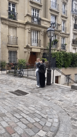 Artists and musicians animate Montmartre streets during afternoon gathering