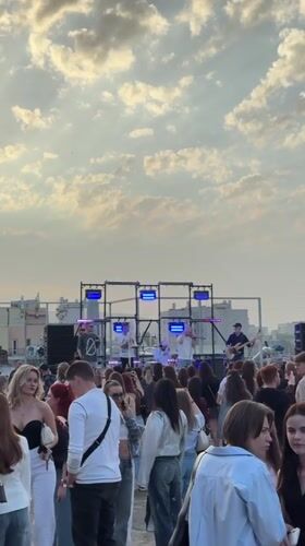 Rooftop concert draws young crowd in Saratov, Russia
