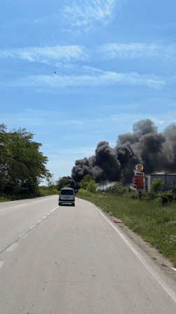 Large fire sends black smoke plume over Topoli, Bulgaria