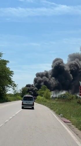 Large fire sends black smoke plume over Topoli, Bulgaria