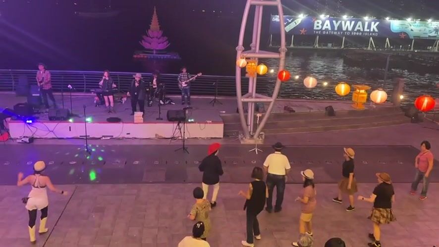 Nighttime waterfront concert draws dancers at North Jakarta Baywalk