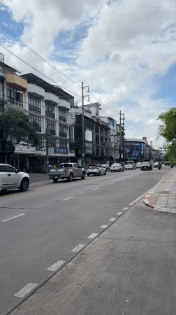 Bangkok street life documented in 40-minute urban walkabout