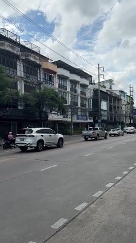 Bangkok street life documented in 40-minute urban walkabout