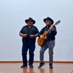 Traditional folk duo performs community songs in Arequipa