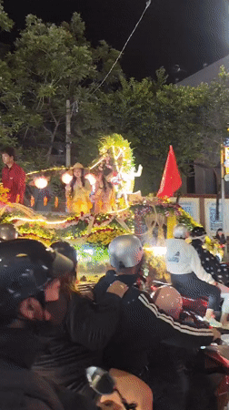 Ceremonial float with lotus symbols draws crowds in Da Lat