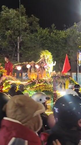 Ceremonial float with lotus symbols draws crowds in Da Lat