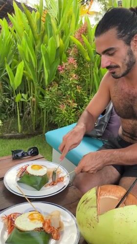 Traditional Indonesian beachside lunch documented in Selemadeg Timur