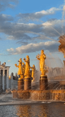 Tourist captures golden fountain statues at Moscow's VDNKh
