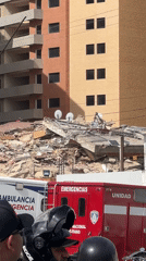 Building collapse draws crowds and emergency response in Turmero, Venezuela