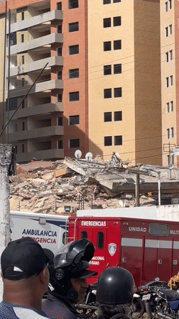 Building collapse draws crowds and emergency response in Turmero, Venezuela