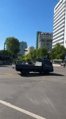 Pickup truck stops in Seoul intersection, traffic police respond