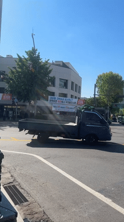 Pickup truck stops in Seoul intersection, traffic police respond