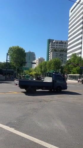 Pickup truck stops in Seoul intersection, traffic police respond