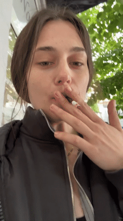 Woman documents salon visit in rainy Veliko Tarnovo