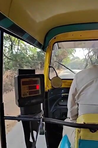 Auto-rickshaw ride captured on Mumbai streets early morning