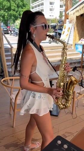 Live saxophone on a beachside deck in Sutomore