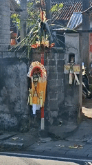 Morning offerings and temple activity at a Blahbatuh Hindu site