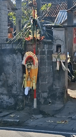 Morning offerings and temple activity at a Blahbatuh Hindu site