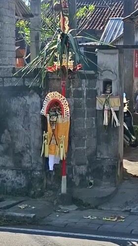 Morning offerings and temple activity at a Blahbatuh Hindu site