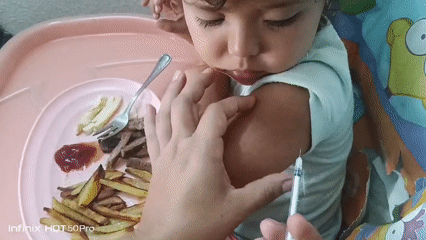 Ordinary family moments documented across Caracas households