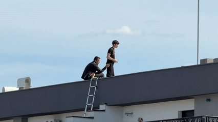Rooftop construction and maintenance work observed across Kragujevac