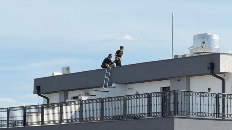 Rooftop construction and maintenance work observed across Kragujevac