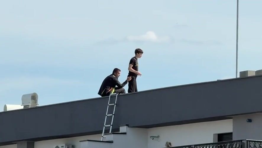 Rooftop construction and maintenance work observed across Kragujevac