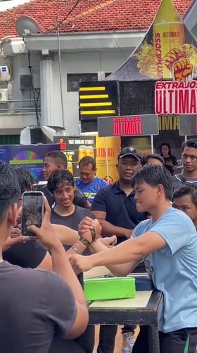 Morning street activities and arm-wrestling competitions draw crowds in Surabaya