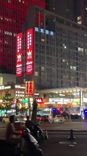 Nighttime urban activity documented in Jinjiang District intersection