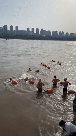 Morning leisure activities observed along Jiangjin riverside park