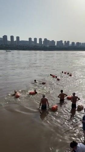 Morning leisure activities observed along Jiangjin riverside park