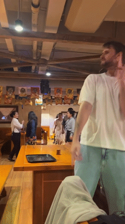 Drinks, dancing, and golden fountains on a Đà Nẵng night