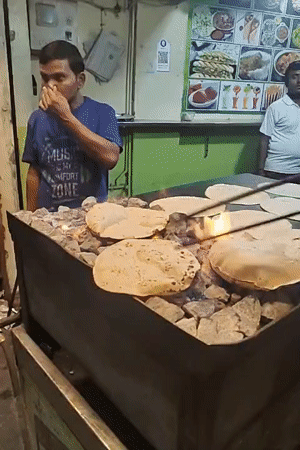 Bengaluru food stall showcases unique flatbread cooking method