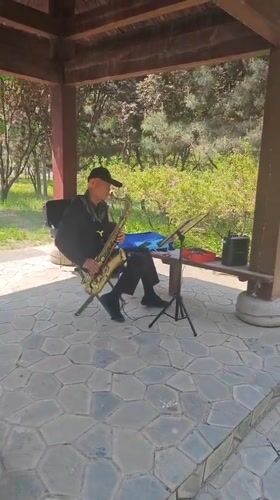 Early morning saxophone performance captured in Daxing District park
