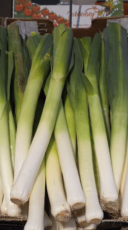 Shopper documents Warsaw mall visit, captures produce and jewelry displays