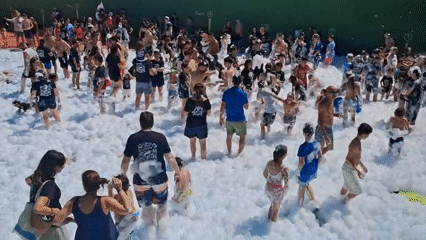 Foam party takes over La Fresneda's sports court on a summer morning.
