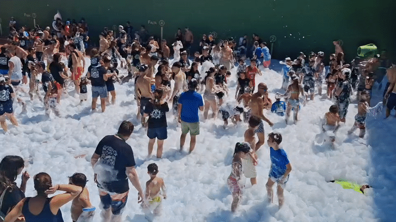 Foam party takes over La Fresneda's sports court on a summer morning.