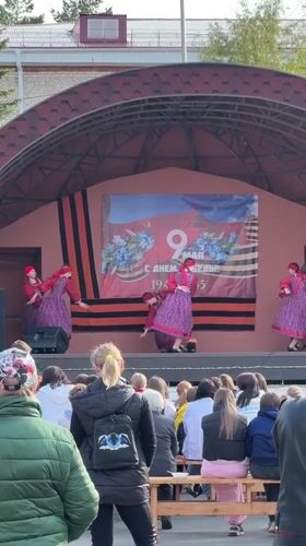 Community festival with traditional dance, food trucks in Yamyshevo