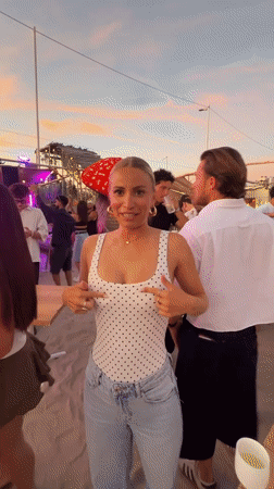 Evening beach club scenes captured by witnesses in Antibes