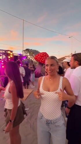 Evening beach club scenes captured by witnesses in Antibes